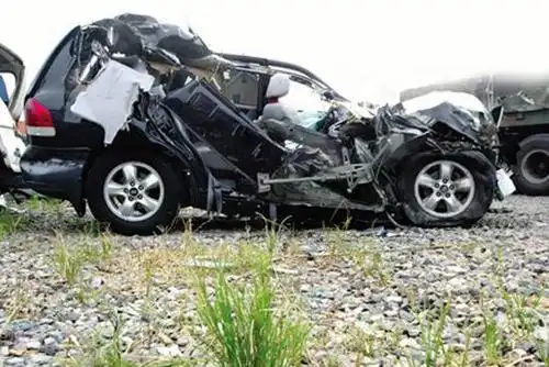 《射雕》剧组出发到上海参加宣传活动,途经嘉兴时遭遇车祸,胡歌乘坐的