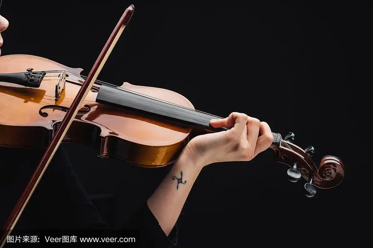 部分的观点与纹身的女人演奏大提琴与弓孤立在黑色