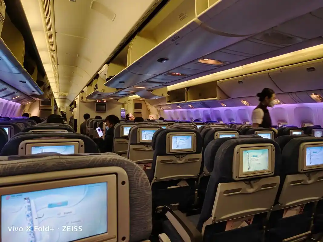 国航波音777-300er飞上海,我的上海车展工作行程这就算开始了.