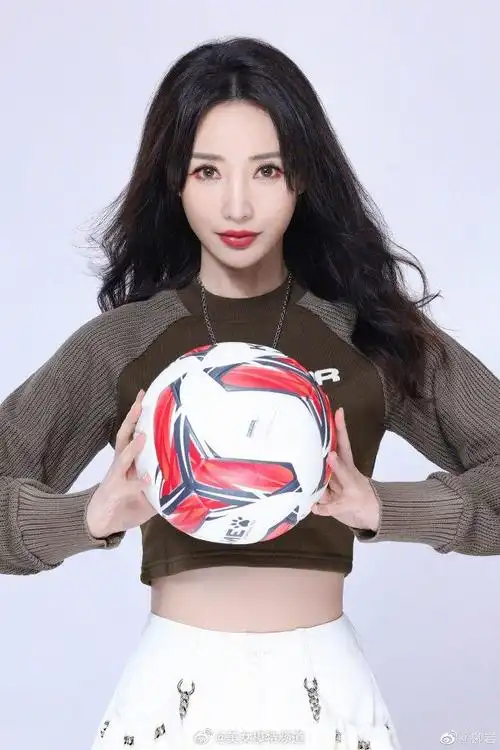 柳岩新写真化身足球宝贝 状态青春身材性感