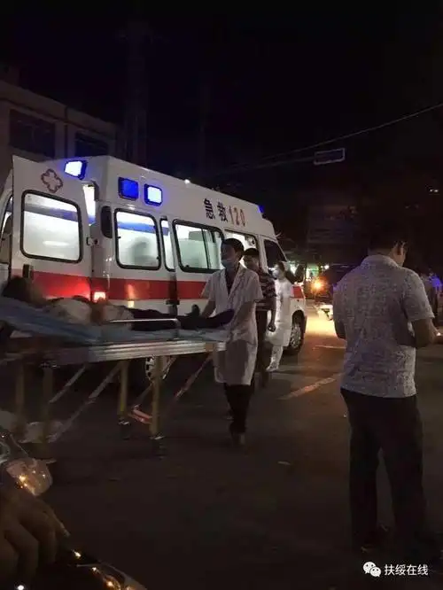 随后摩托车驾驶员被抬上救护车.