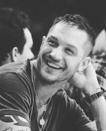 以为年轻的小李子够帅了,没想到年轻的他,堪称"世界级神颜"_汤姆哈迪