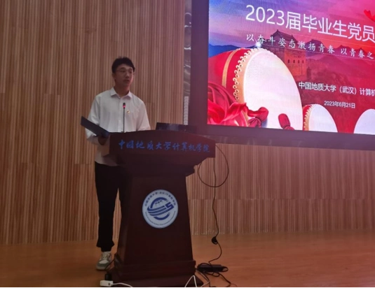 >会议开始,全体起立奏唱国歌,2019级辅导员闫维蓉领宣重温入党誓词