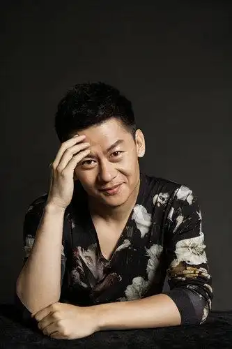 青年实力派演员李健帅气大片来袭尽显亲和力