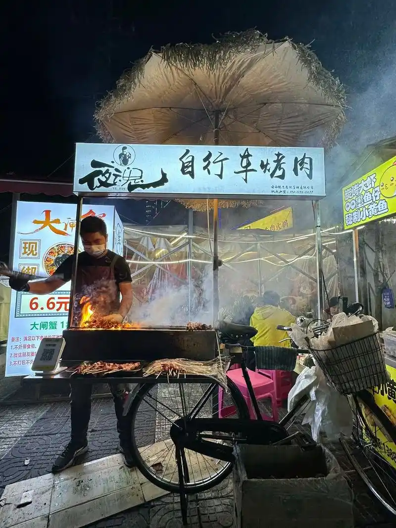 昆明路边摊推着自行车卖的烤牛肉串