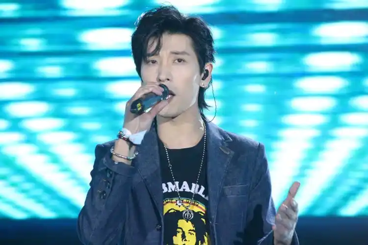 张赫宣助力盛世金鸡百花 香港华鼎奖热力开唱