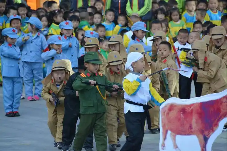 庄严的升国旗仪式和情景剧的表演都在很大程度上培养了幼儿的爱国