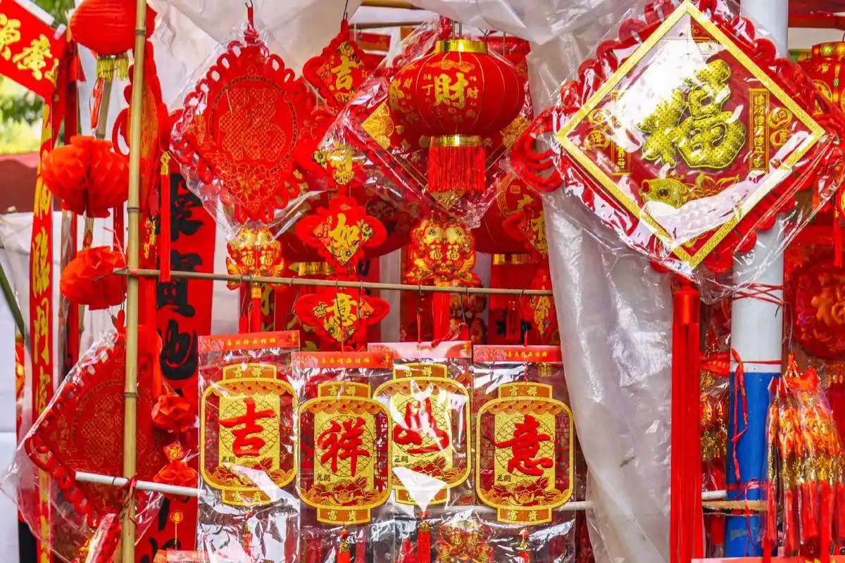 记录下小县城新年的热闹!#摄影 #扫街 #新年 #春节倒计时 - 抖音