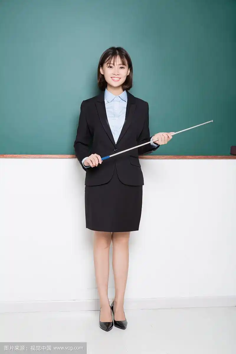手持教棒的女教师,在黑板前