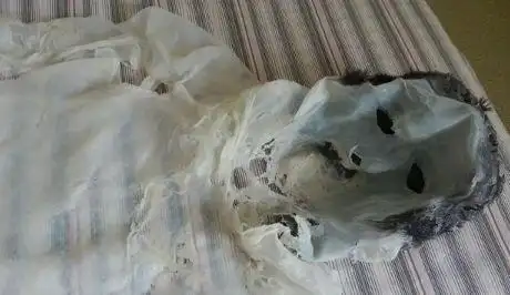 一名男子在全身涂满了乳胶撕下一整张人皮