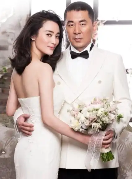 蒋勤勤再拍婚纱写真 美丽优雅身材依旧