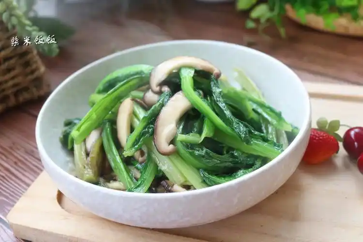 【食材】油麦菜/香菇/姜/蒜/盐/蚝油【具体制作步骤】1,油麦菜去根