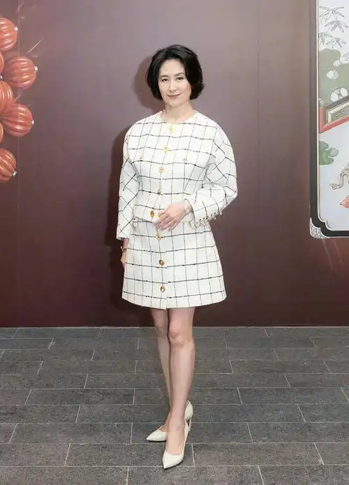 看了60岁何超琼打扮我悟了裙选长鞋穿高跟到老都时髦优雅