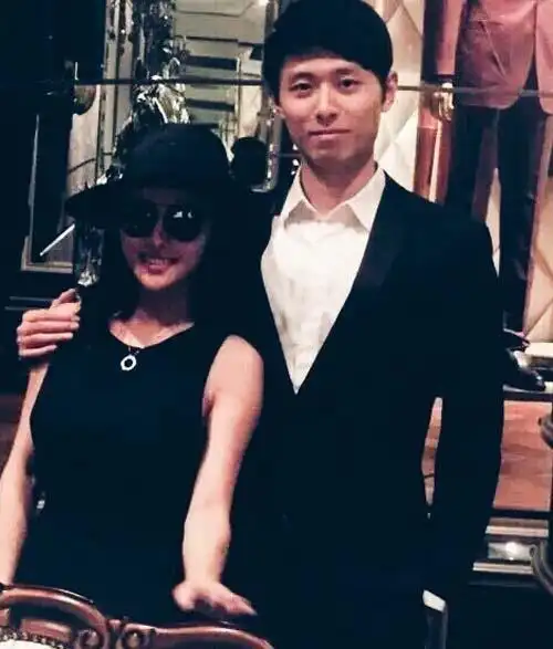 张嘉倪老公抱娃正面照曝光 买超个人资料流出家庭背景遭扒两人恋情