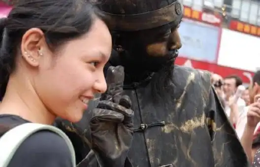 自愿被捆绑后装进箱子的女孩