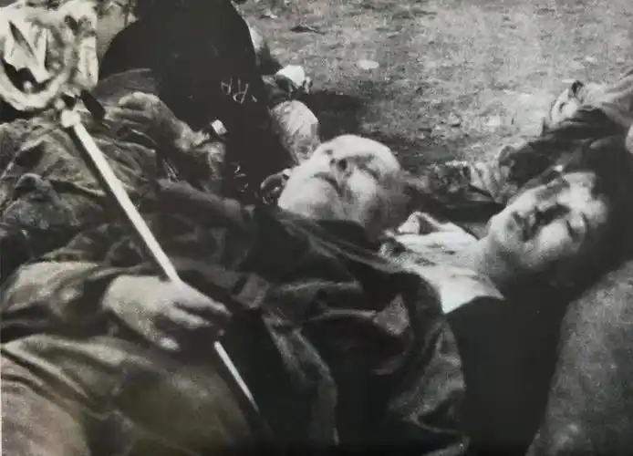 100张照片讲述意大利历史之49墨索里尼与情人被暴尸在米兰洛雷托广场