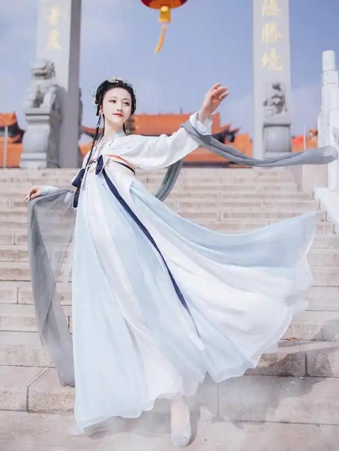 全身的搭配,所以整体看起来形象就有些不优雅,更有甚者,在穿汉服的