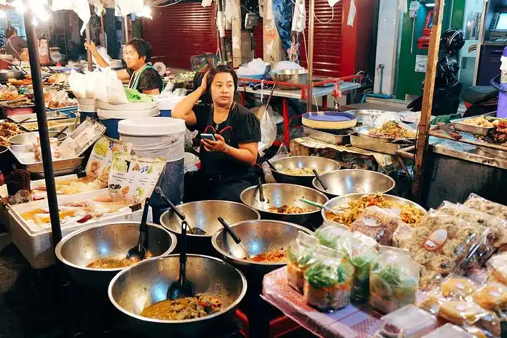 的马路大排档,各种刺激味蕾的小摊美食,有粉面,米饭,烧烤,鲜榨果汁和