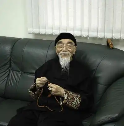 于1971年入"天德黉舍"读经,受业于爱新觉罗·毓鋆,为毓老身边较为亲近