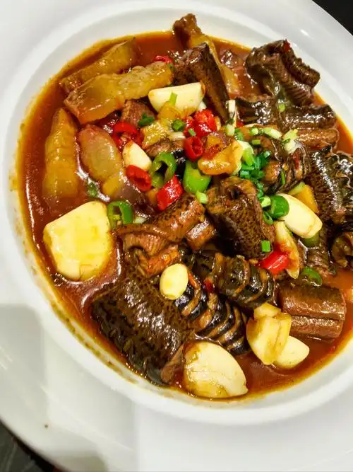 夹起一块鳝节,咬下去,鲜嫩的口感在舌尖上