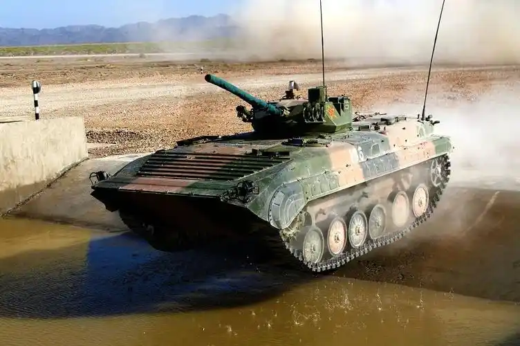 装甲车为苏沃洛夫突击赛做好准备