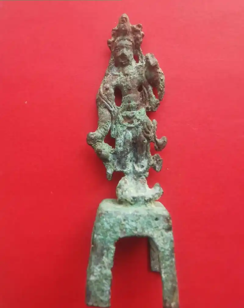 板凳佛.在古代,铜是非常珍贵的金属,所以铜佛像尺寸一般较小, - 抖音