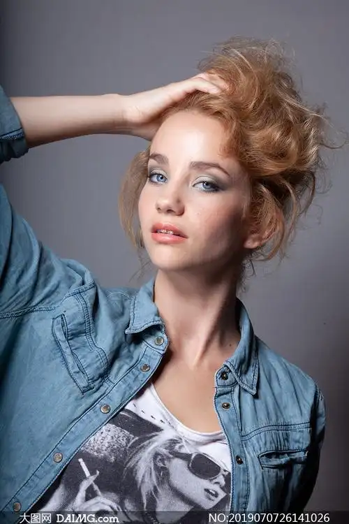 欧美模特人物特写室内摄影高清原片_大图网图片素材