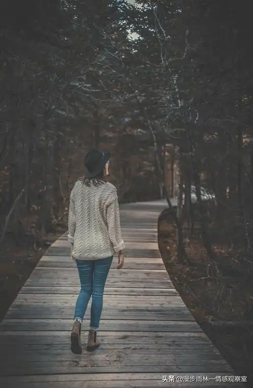 地遥望着,多么渴望你回望一眼,哪成想你渐行渐远,始终都没有转身回头