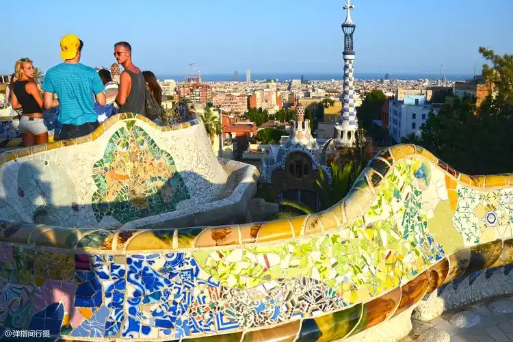 西班牙巴塞罗那高迪公园,设计奇思妙想,镇园之宝是一条彩色蜥蜴