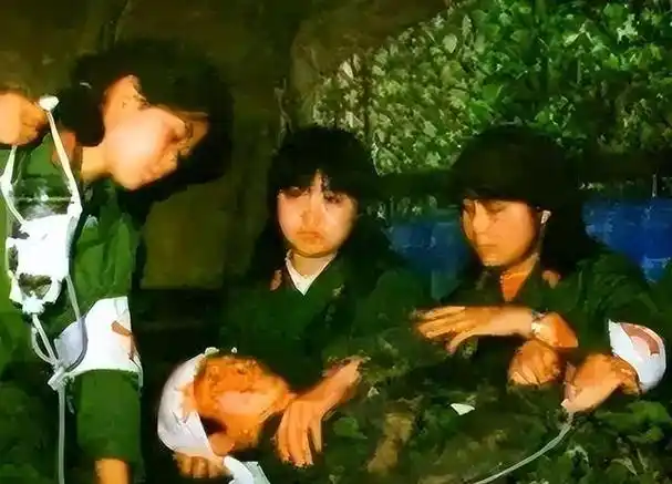 86年老山战场,"亲吻"临终士兵的女战士张茹,29年后去他墓前探望