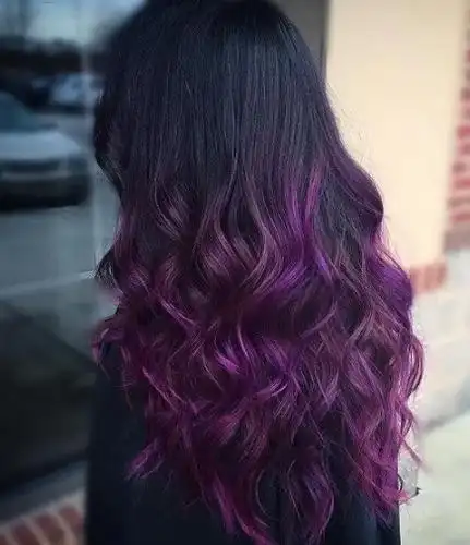 4:黑色和紫色长卷发黑色锁底上的薰衣草渐变色头发看起来颇具戏剧性