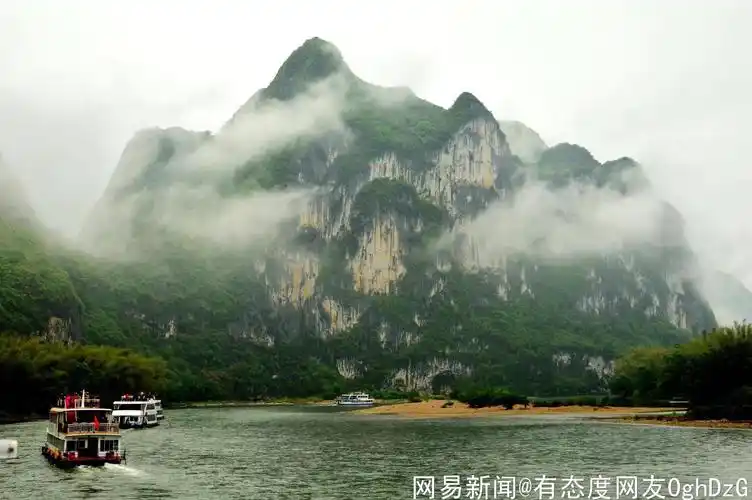 世界上规模最大的岩溶山水游览区之一桂林市漓江九马画山