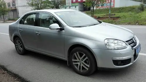 今天又去了一趟4s,看到了亮银色的