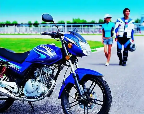 绝尘新宠轻骑铃木gsx125骏威试车报告