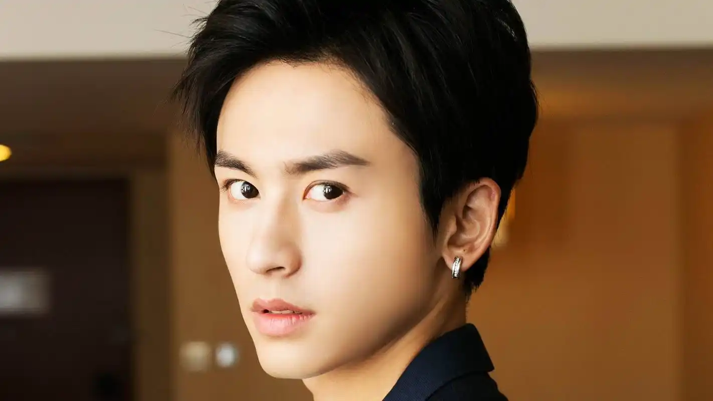 小鲜肉张哲瀚帅气写真高清电脑壁纸