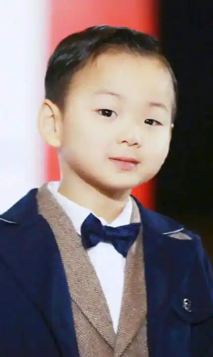 被父母当摇钱树退圈读书早早秃顶表情包萌娃现状如何