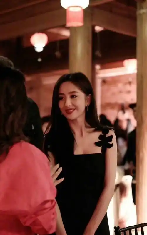 原创当40岁佟丽娅和33岁李沁站一起我明白了气质面前年龄不值一提