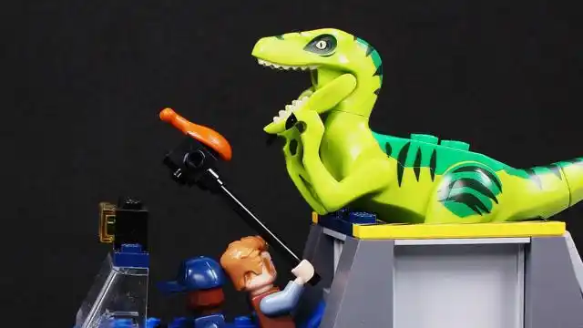 乐高玩具恐龙深夜逃离侏罗纪公园在外捣乱,请大家小心!