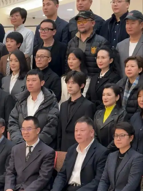 易烊千玺阎青妤合照