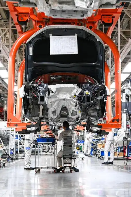 一汽-大众长春生产整车制造一部总装一车间,工人在生产线上装配车辆(6