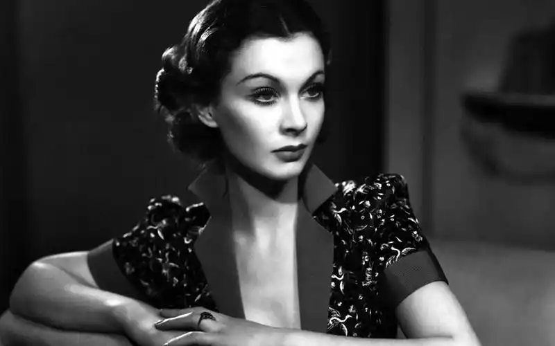 影视杂谈费雯丽在乱世佳人中的斯嘉丽一个女汉子的长成之路