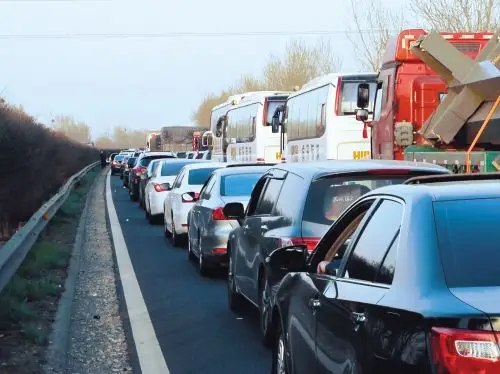 京哈高速车祸致高速堵车 现三公里停车场