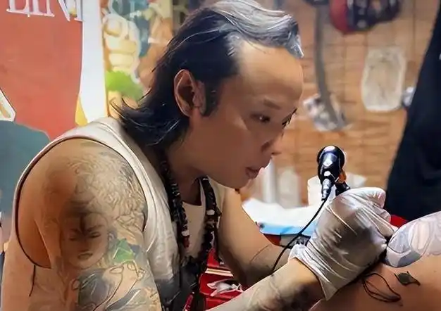 四川14岁少年满脸纹身,腰上纹着"四川战神",如今过的怎么样