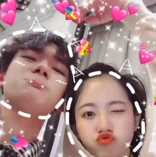 特别喜欢易烊千玺,每次只要烊千玺发自己的照片,就会有好多千纸鹤来和