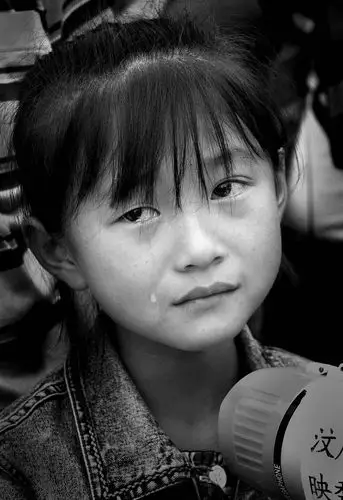 还有一张,哭泣的女孩