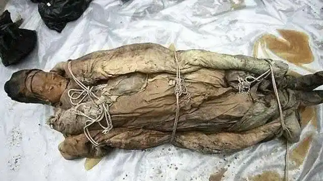 关羽墓中两具神秘女尸,不是妻妾不是貂蝉,而是被遗弃的可怜盗墓贼