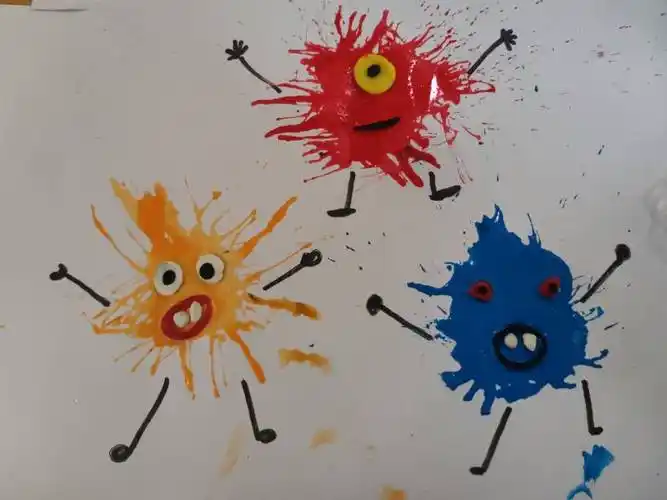 天骄幼儿园美术班第十一周—吹画病毒小怪兽
