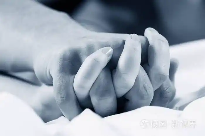 集中在激情夫妻的手上