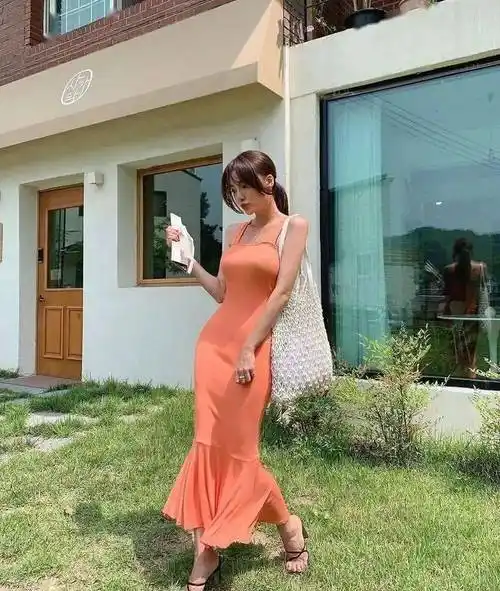 2紧身薄贴款这种款式绝对是大忌,这种包裹胸部露出肩膀的衣服真的神似