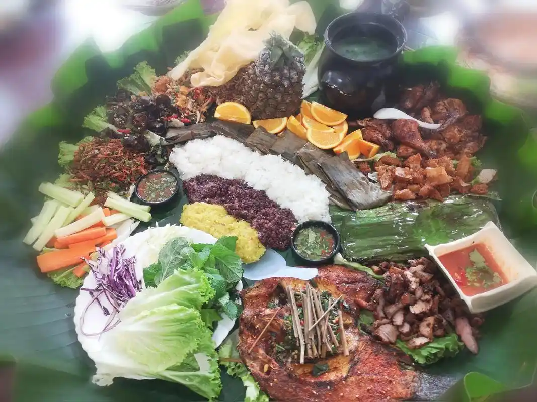 昆明印记美食.第一次吃傣味手抓饭(味觉上感觉一般,傣味真是喜 - 抖音